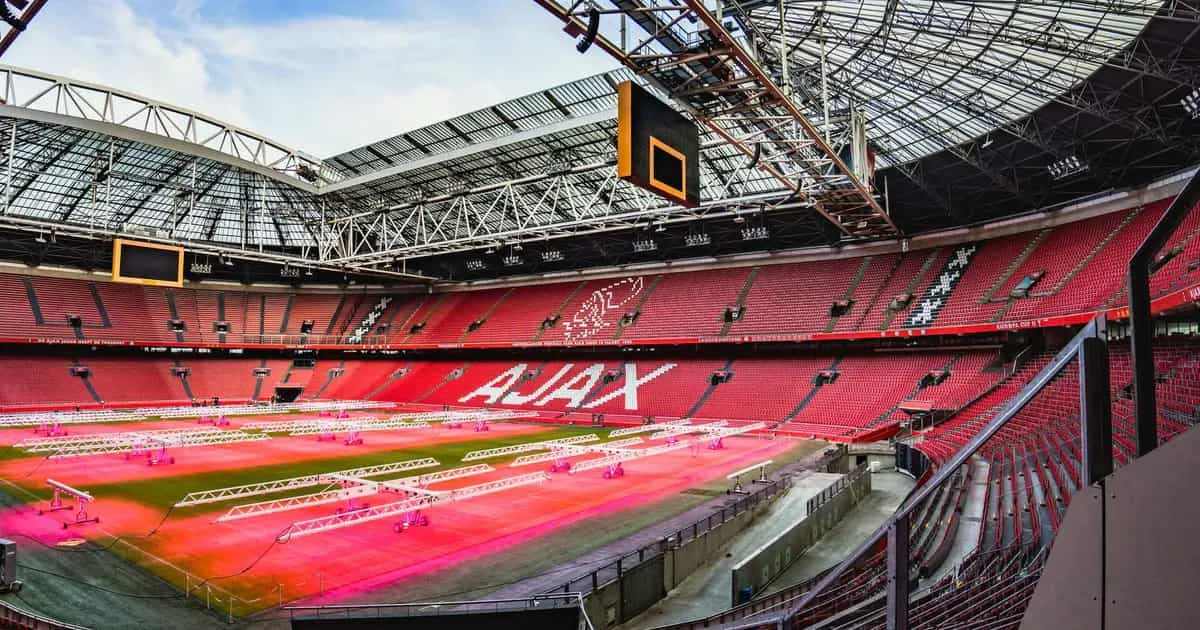 Ajax-verdediger vindt iets van 'PSV-dominantie aan de bal'