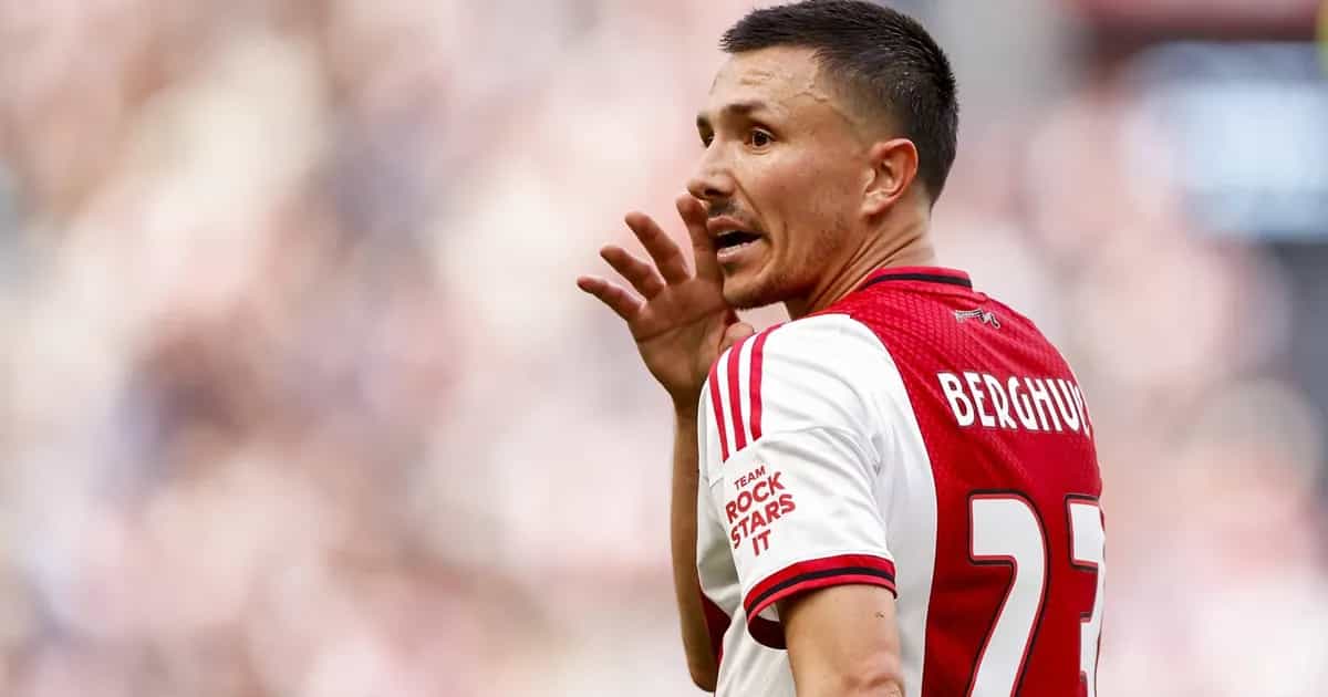 Steven Berghuis wijst naar PSV