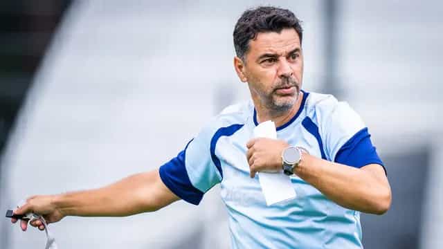 Ajax-trainer Michel: 'Geen probleem, we kunnen met PSV strijden om de titel'