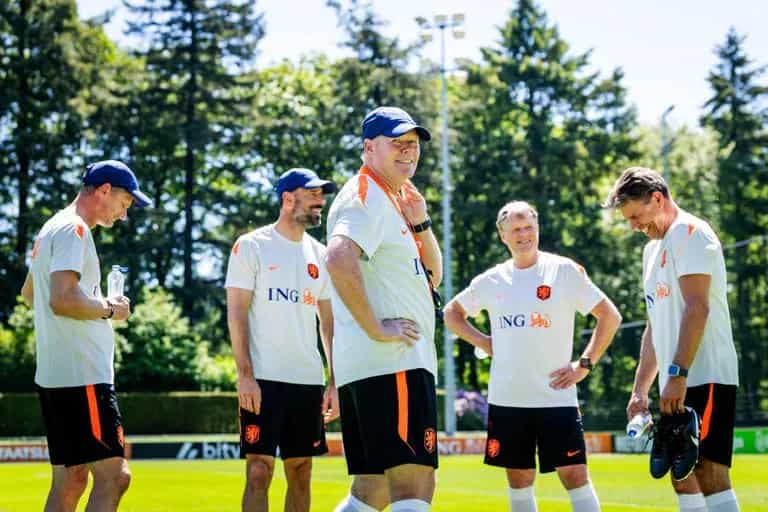 Mal entrenador que habla mal inglés arremete contra una leyenda del PSV: “Me parece un hombre muy aterrador”