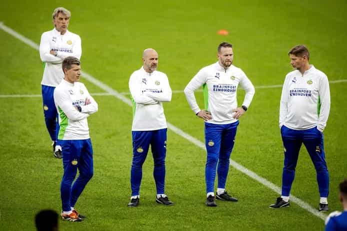 Assistent-trainer PSV loopt stage bij stadsgenoot