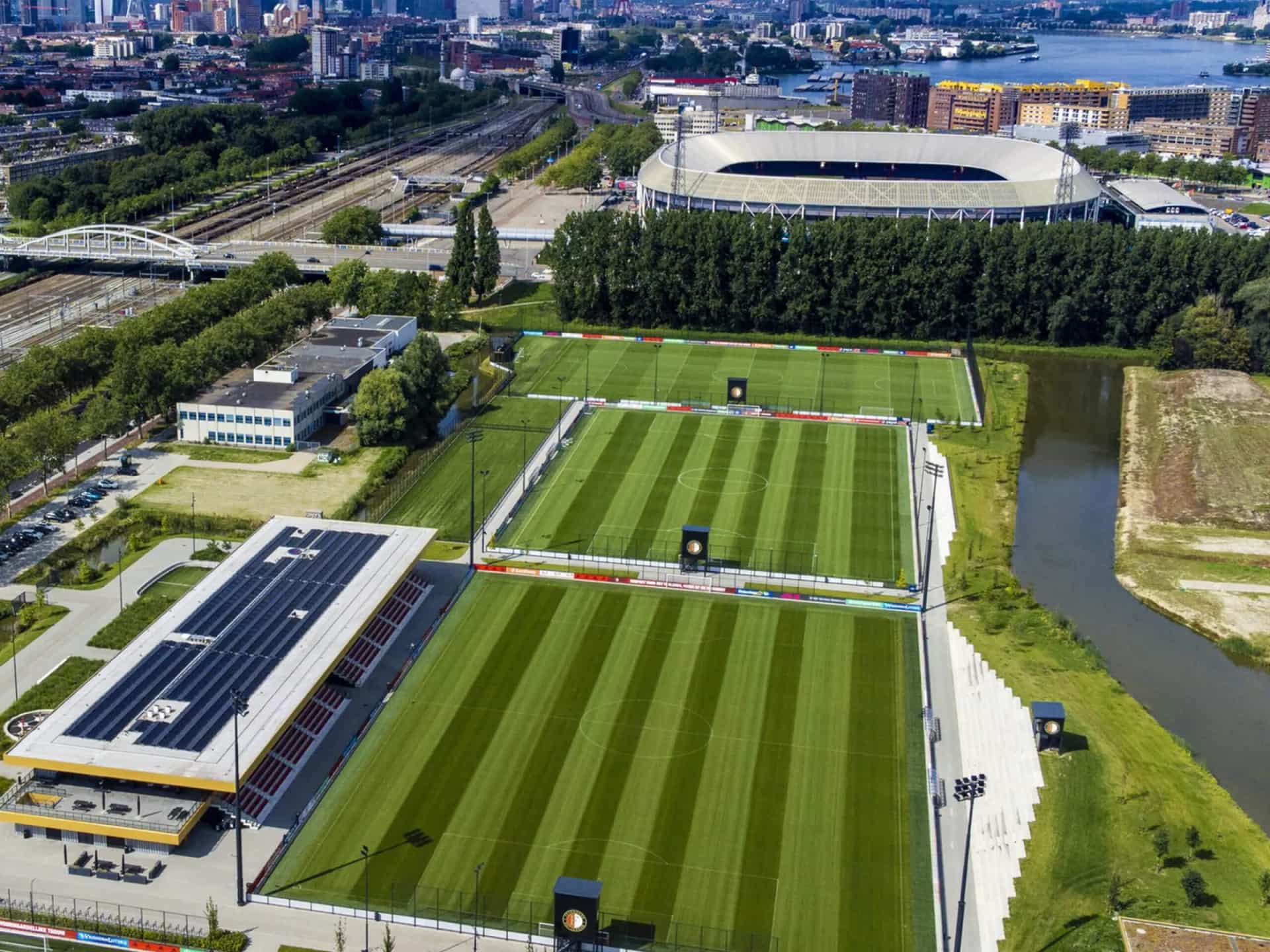 Franse PSV-fans in opvallende PSV-shirts in Rotterdam aangesproken door velen én door RTV Rijnmond
