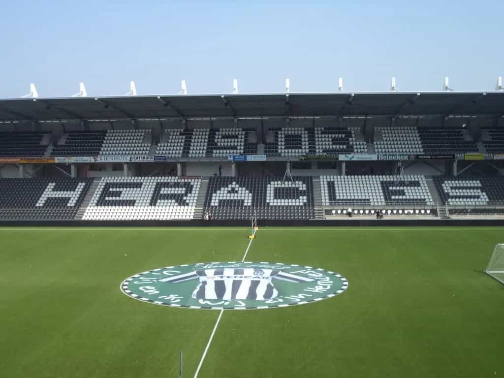 PSV | Ex-jogador do Heracles elogia