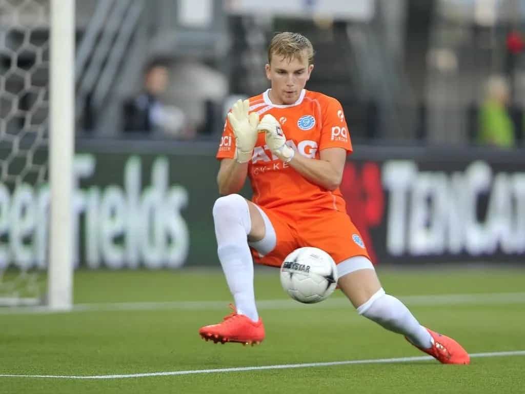 O antigo goleiro do PSV treina temporariamente com o NEC