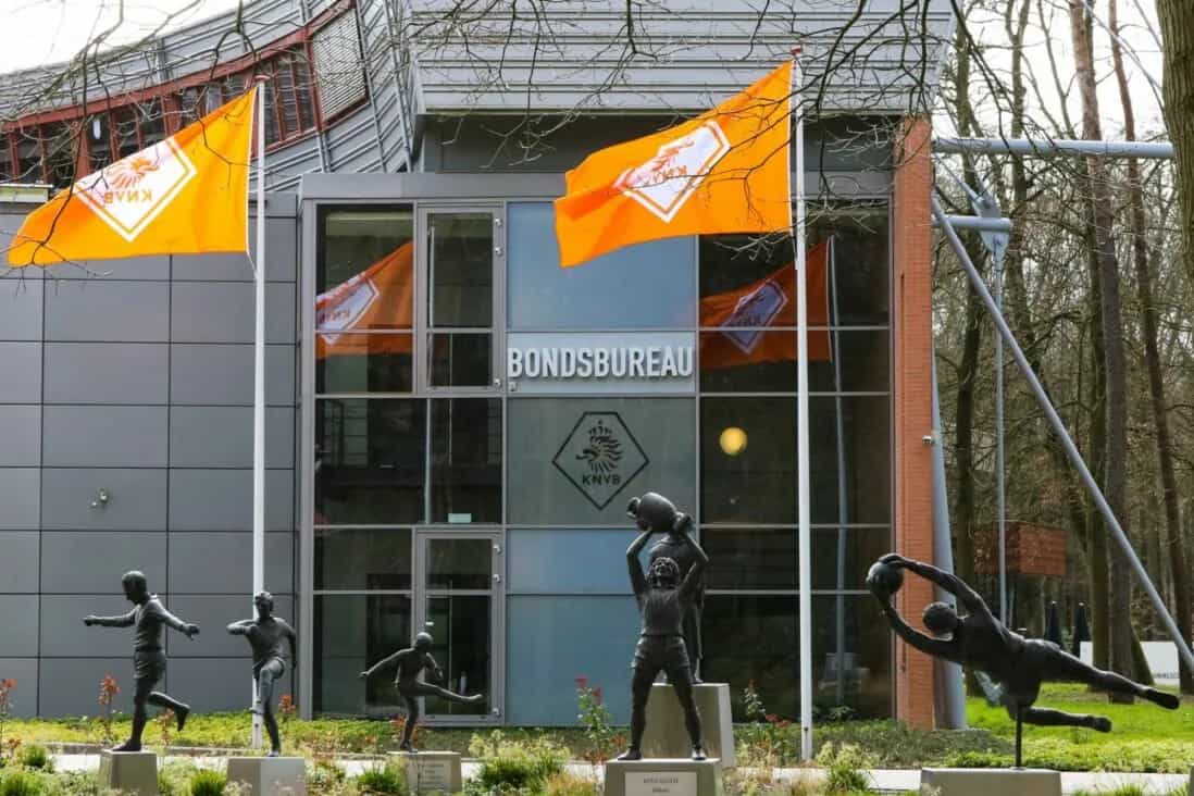 PSV-fans kraken leidsman tegen Go Ahead Eagles: 'Haal de jongens van het veld af'