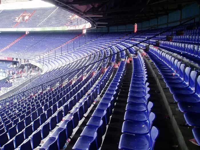 Feyenoord-fan viel tijdens wedstrijd tegen PSV van tribune en is zwaargewond: 'Door vele supporters gezien'