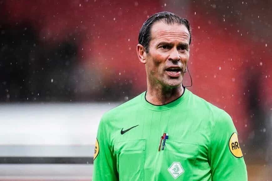 Emotionele Bas Nijhuis droomde van PSV - Feyenoord maar zag zijn vervanger op één moment na foutloos fluiten