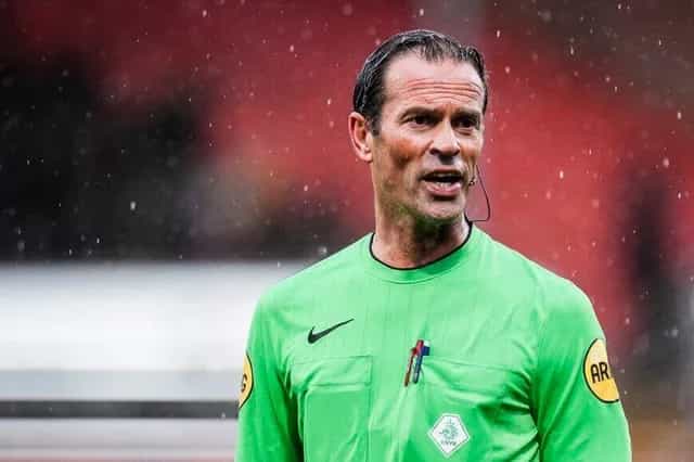 Emotionele Bas Nijhuis droomde van PSV - Feyenoord maar zag zijn vervanger op één moment na foutloos fluiten