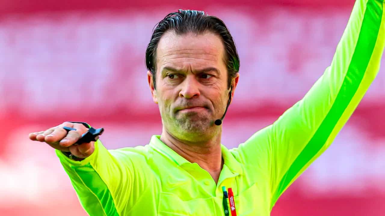 'Johan Derksen-pleaser' niet in staat PSV - Feyenoord te fluiten, KNVB wijst meteen vervanger aan