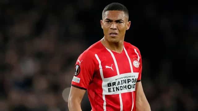 Antigo fracasso do PSV falha três vezes o mesmo pênalti
