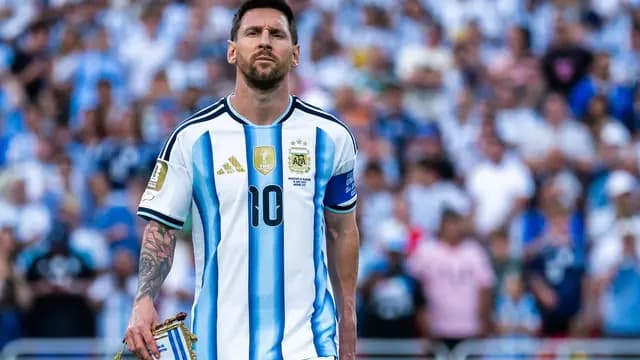 "Where does he kick a ball hard from the dugout of Argentina?" | Valentijn Driessen hits out: "Even worse than Argentina"