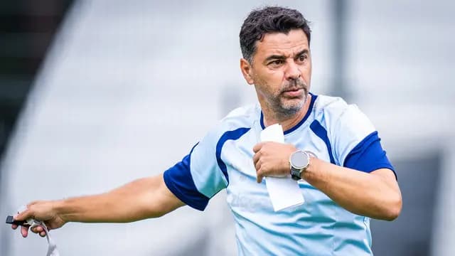 Treinador do Ajax Michel: “Sem problema, podemos brigar com o PSV pelo título”