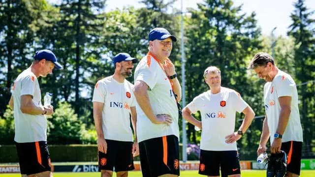 Mal entrenador que habla mal inglés arremete contra una leyenda del PSV: “Me parece un hombre muy aterrador”