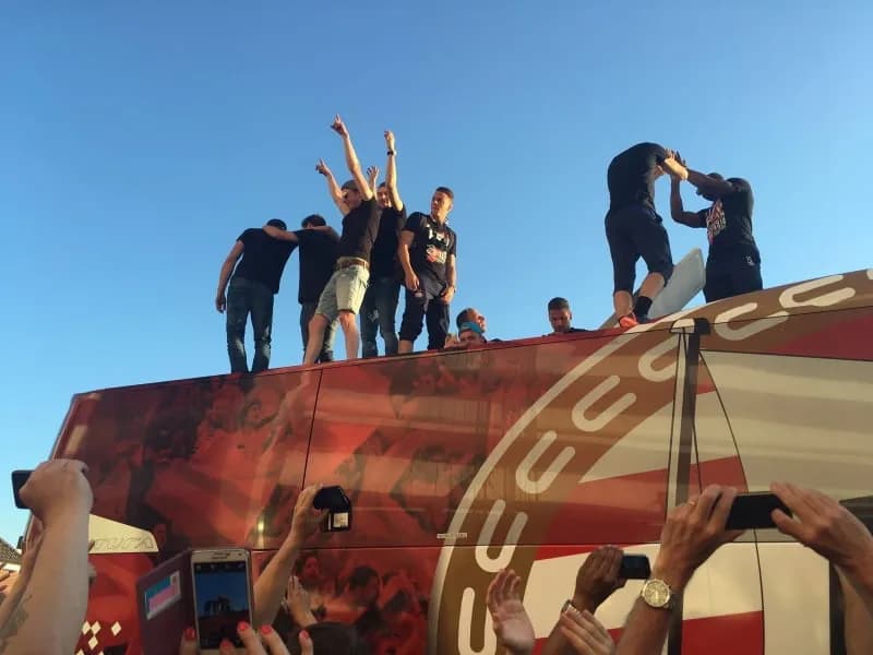 8 mei 2016: 'Bij Ajax was de eigen spelersbus al bestickerd'