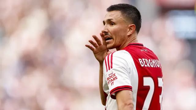 Steven Berghuis aponta para o PSV