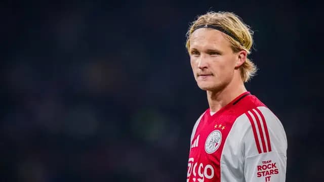 “Kasper Dolberg or Myron Boadu as third striker at PSV?”