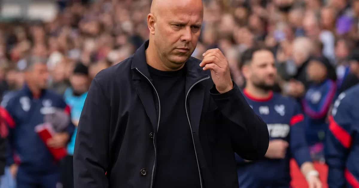 Arne Slot denuncia un comportamiento arrogante: “Slot es cordialmente bienvenido al PSV”