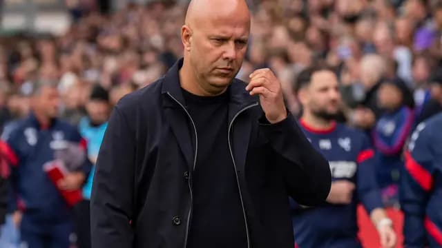 Arne Slot beticht van arrogant gedrag: 'Slot is van harte welkom bij PSV'