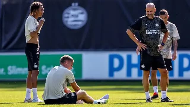 Na de eerste traningen: 'PSV heeft twee topspitsen, ik ga er niet vanuit dat ik als spits gebruikt wordt'