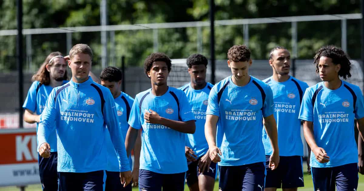 O atacante causa muita impressão durante a preparação; o ponta de lança do colega espera pela decisão do PSV