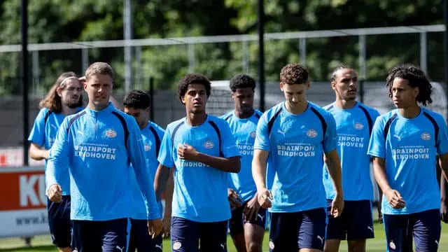 “Attacker makes a big impression during pre-season; colleague striker awaits PSV’s decision”