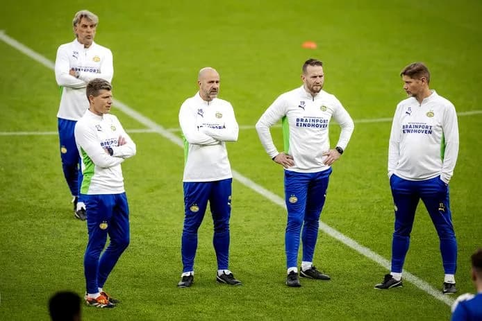 Assistent-trainer PSV loopt stage bij stadsgenoot