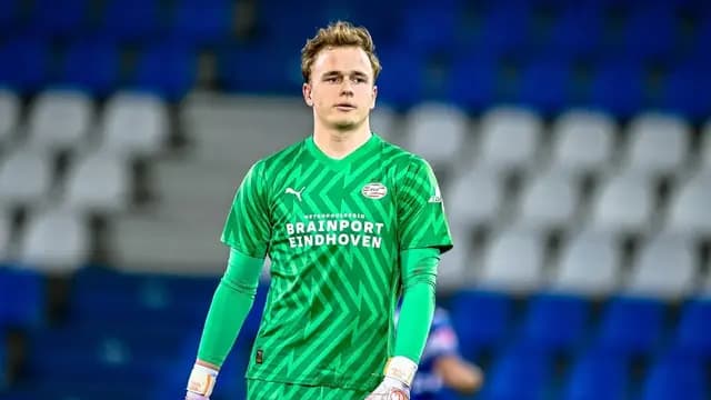 El tercer portero, Niek Schiks, prorroga su contrato con el PSV y es cedido inmediatamente