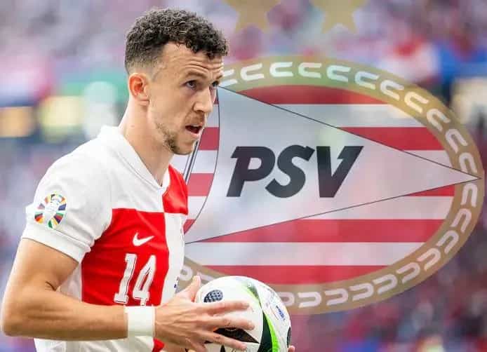 Ivan Perišić aponta, a partir dos Estados Unidos, para a torcida do PSV
