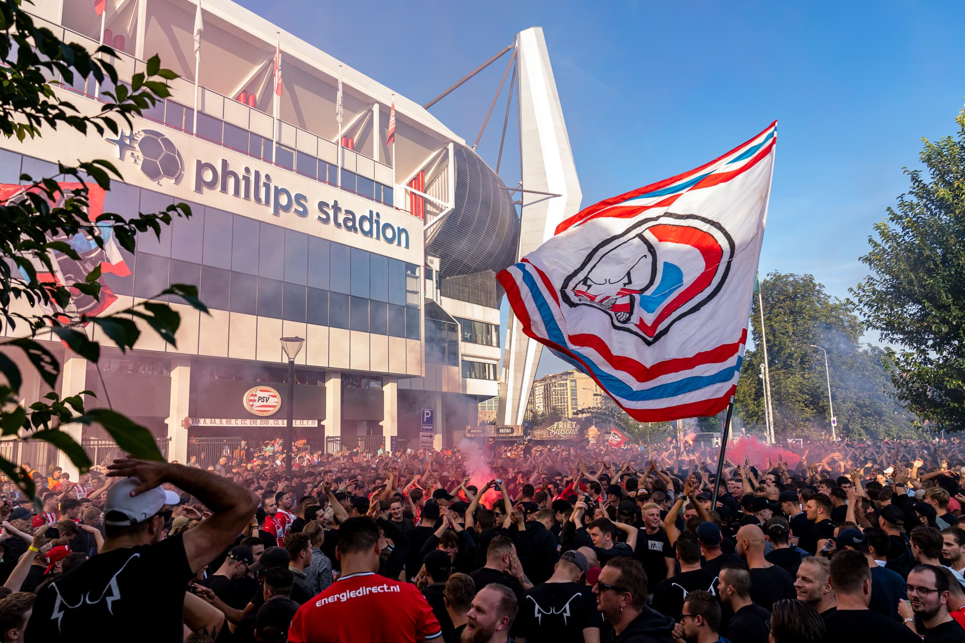 Os fãs olham para trás para uma fase final bizarra em Groningen: “Um caos total no estádio”
